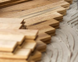 Как устранить скрип деревянного пола?